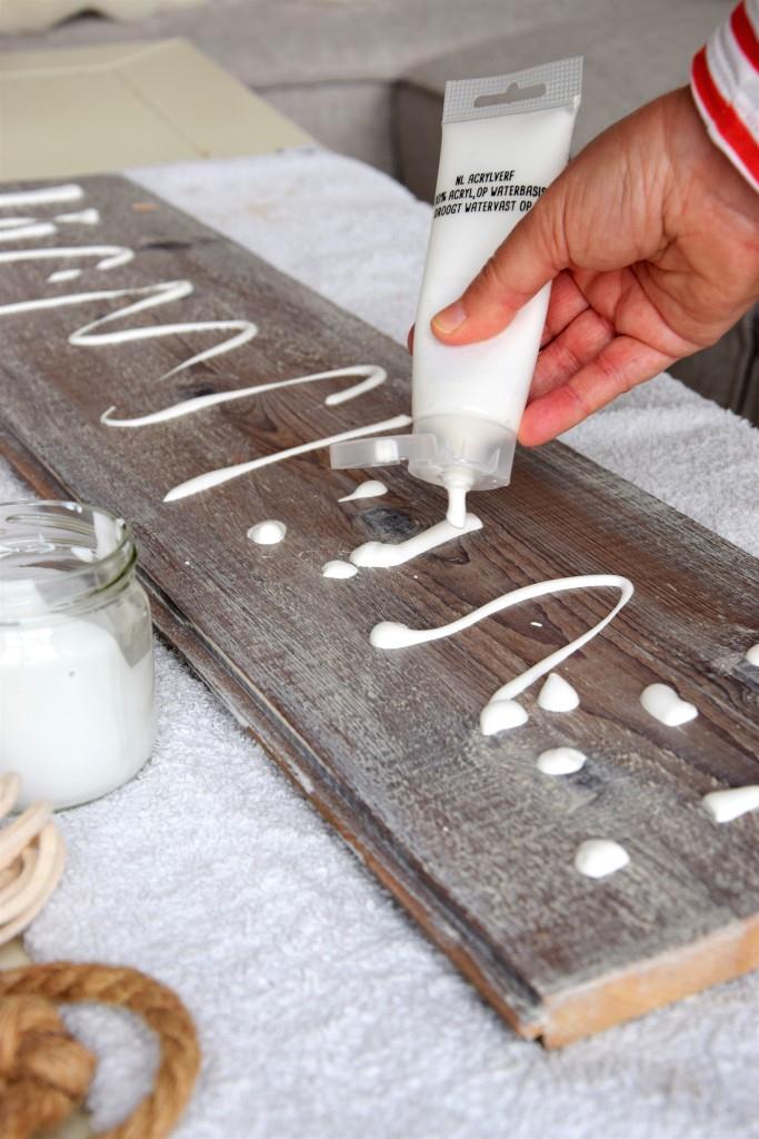 Schritt 1: Hier wird das alte Stück Holz weiß gestrichen