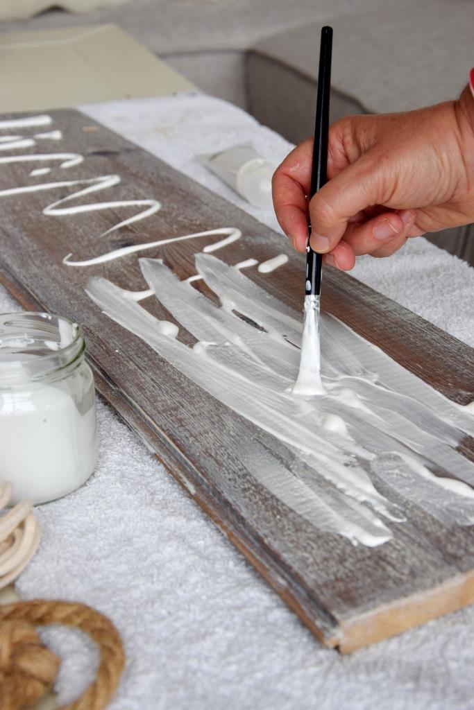 Vom Reststück Parkett zum schicken Dekoschild im Beach-Look: Hier kommt weiße Farbe aufs Brett