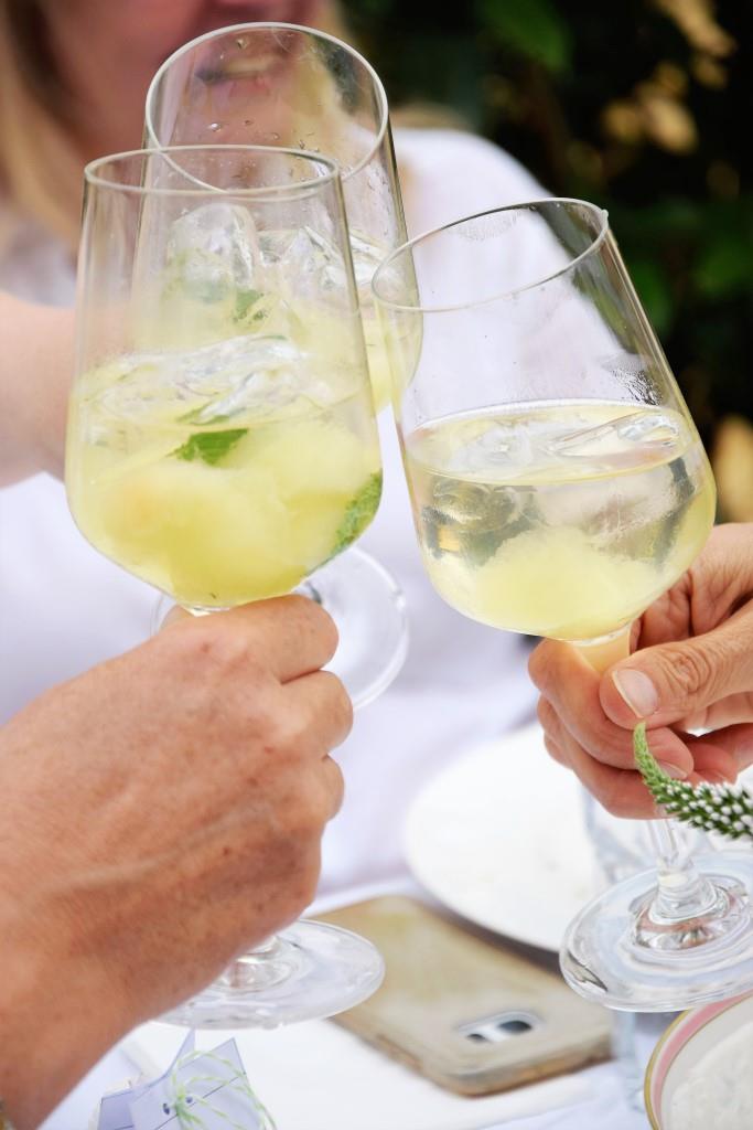 Frisch, frischer - geeiste Melonenbowle. Dazu noch Limoncello - perfekt für heiße Sommerabende am Grill. Oder auch ohne Grill ;-)