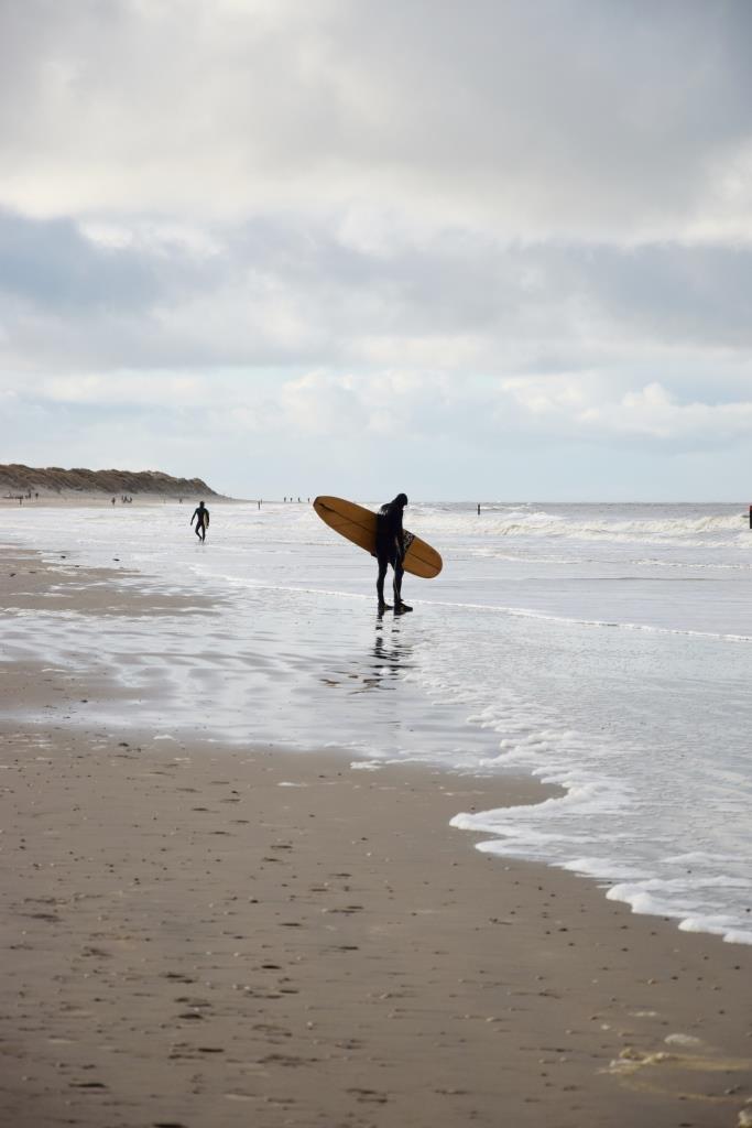 Wellenreiter und Surfer in Zeeland
