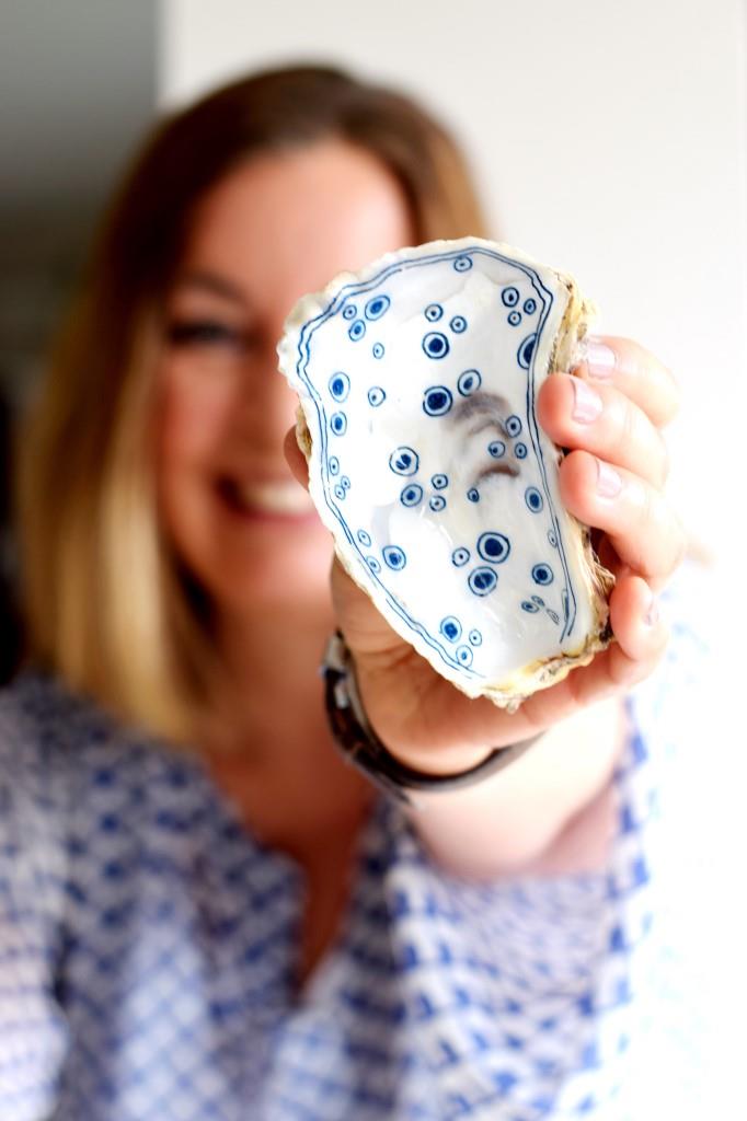 Austernschale aus Zeeland handbemalt in weiß-blau