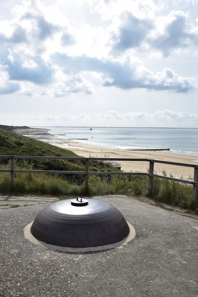 Aussicht auf die Dünen und den Strand von Zoutelande vom Dach eines Bunkers aus