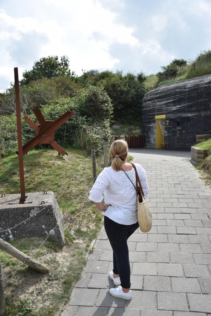 Vor dem Bunkermuseum in den Dünen von Zoutelande , Zeeland