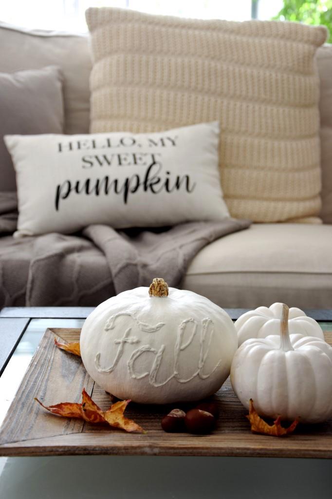 Herbstdeko DIY - Kürbisse weiss bemalen und beschriften