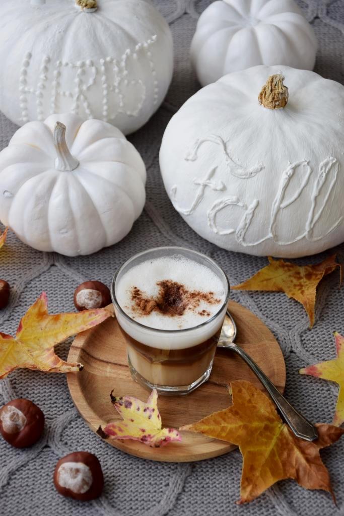 Herbstdeko: Weiße Kürbisse bemalen und beschriften