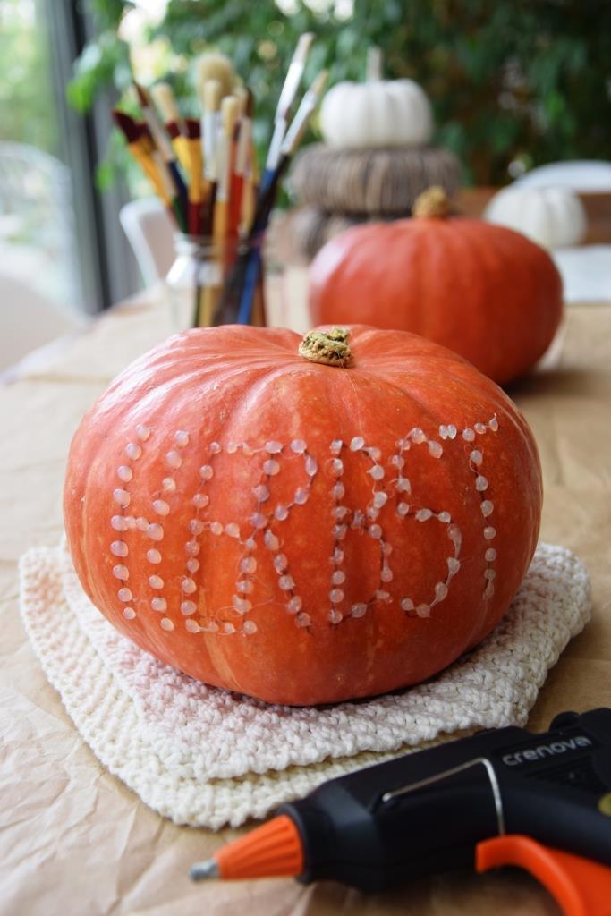 Ein Wort aus Klebetupfen aus der Heißklebepistole