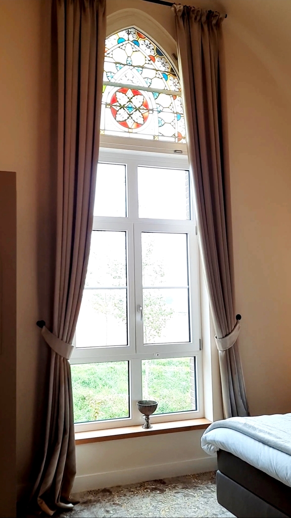 Zimmer mit alten Buntglasfenstern - Hotel Kerkhotel Biervliet Zeeland