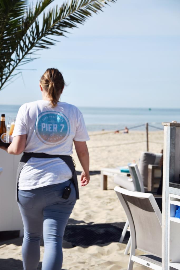Bedienung im Pier 7 Strandrestaurant in Vlissingen Zeeland Niederlande