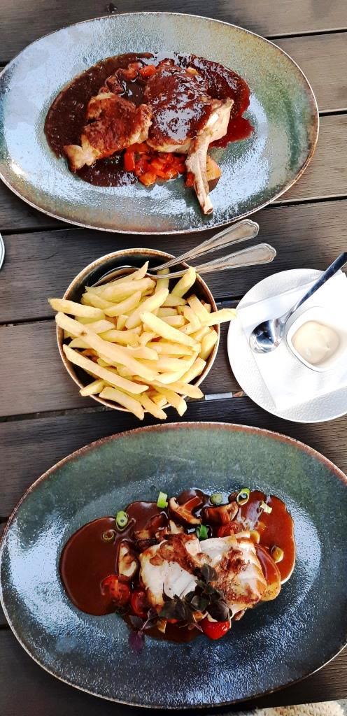 Die Hauptspeisen - typisch mit Pommes Frites - Restaurant Fier, Groede