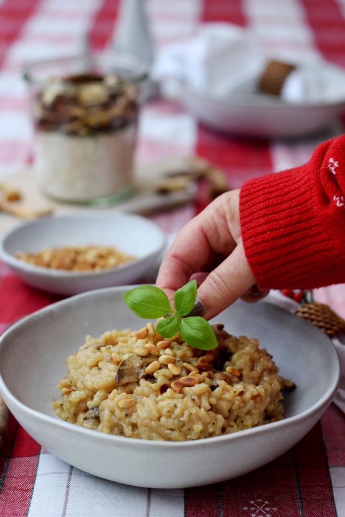 Noch etwas frisches Basilikum - und fertig ist das feine Risotto mit Steinpilzen aus dem Glas
