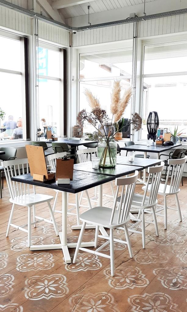 Ein bisschen Skandi, ein bisschen Boho, sehr schön, gemütlich und lecker - das Strandrestaurant VLOED Zeeland