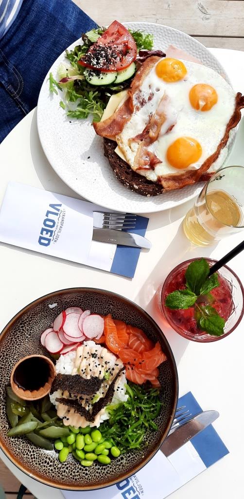 Essen im Strandrestaurant Vloed - Uitsmijter (Strammer Max) und eine Poké Bowl mit Lachs - lecker