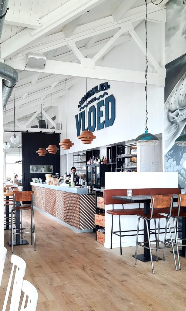 Stylish, hell, gemütlich - der Strandpaviljoen Vloed bei Dishoek in Zeeland