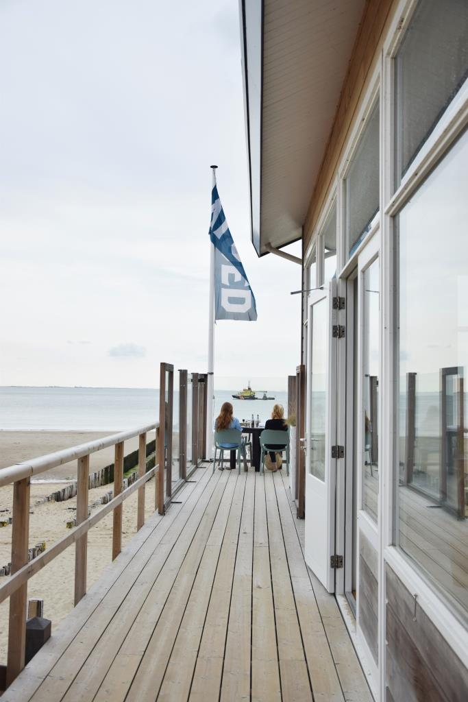 Schiffe und Meer schauen - wunderbar von der Terrasse aus im Strandpaviljoen VLOED Zeeland
