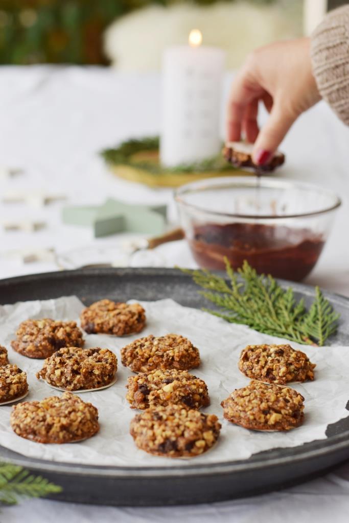 Lebkuchen in Kuvertüre tauchen