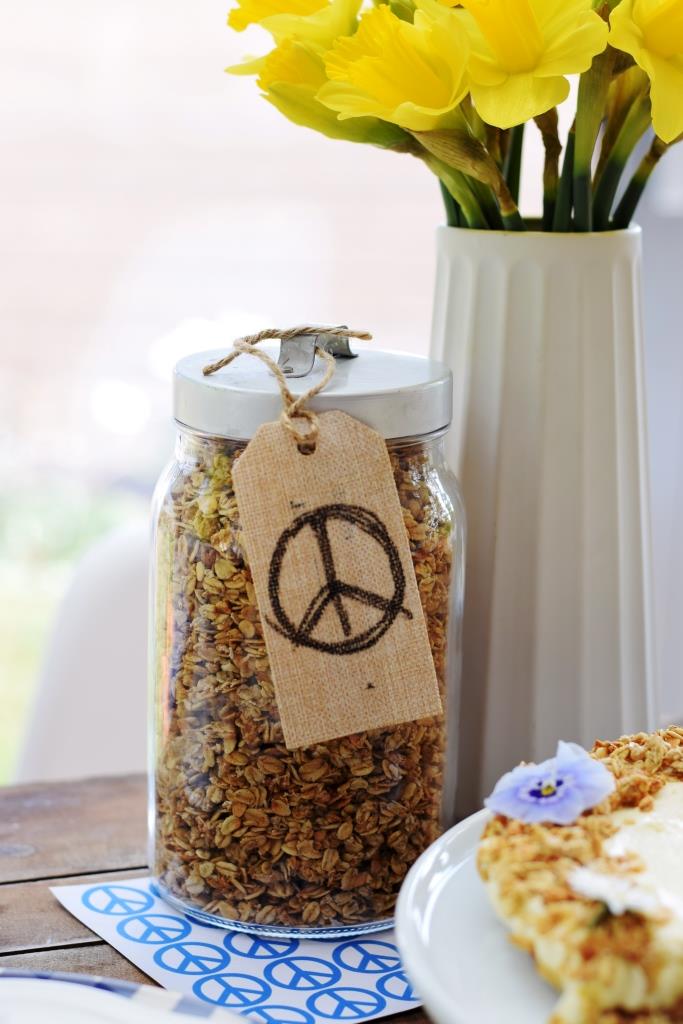 Make cake, not war! Ein Cheesecake mit Granola Peace-Zeichen