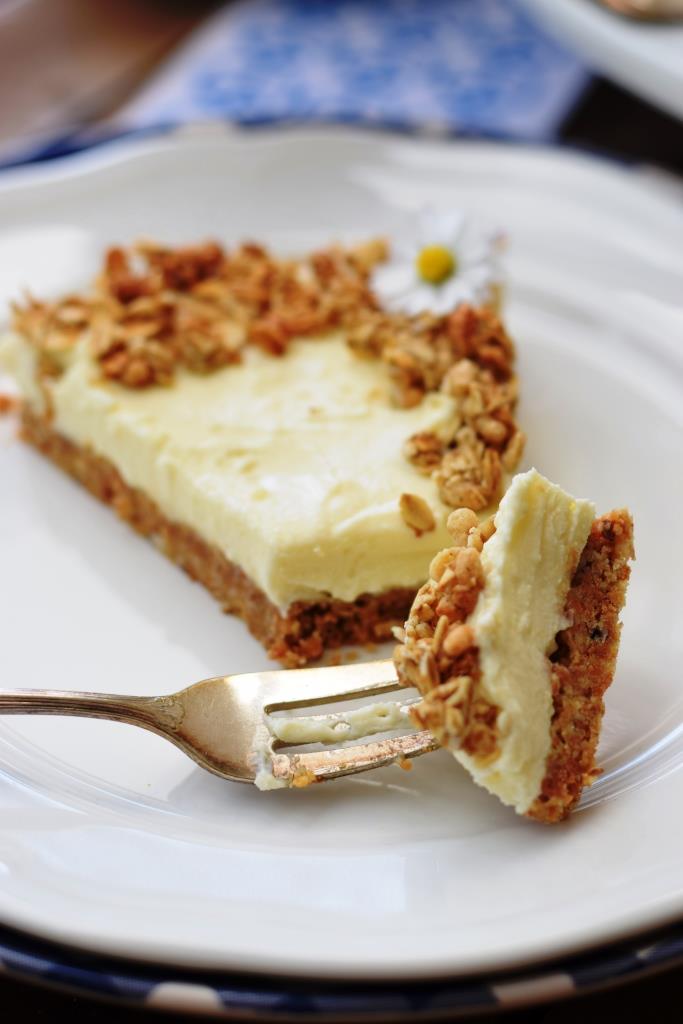 PEACE Cheesecake - knuspriger Cantucciniboden, cremige Cheesecake-Masse, crunchy Granola-Deko