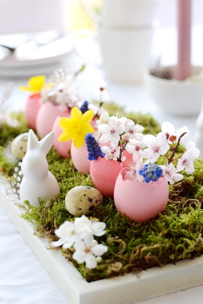 Fröhliches Oster DIY - rosa Eiervasen, Zweige, Blümchen, Moos - und der Osterhase kann kommen