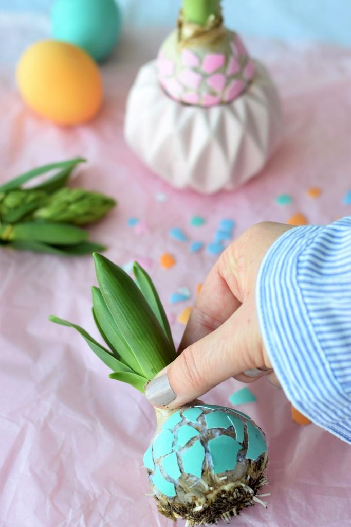 Einfaches Frühlings-DIY aus Eierschalen und Zwiebelblumen
