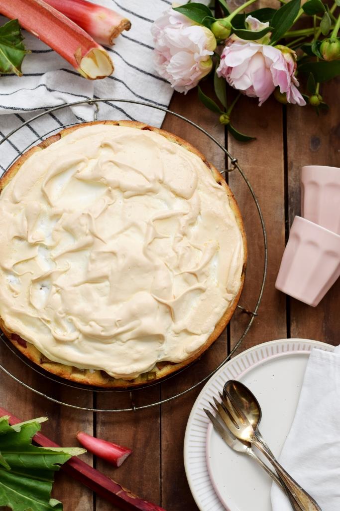 Rhabarberkuchen mit Baiser und dazu Pfingstrosen auf dem Tisch - Frühsommerglück!