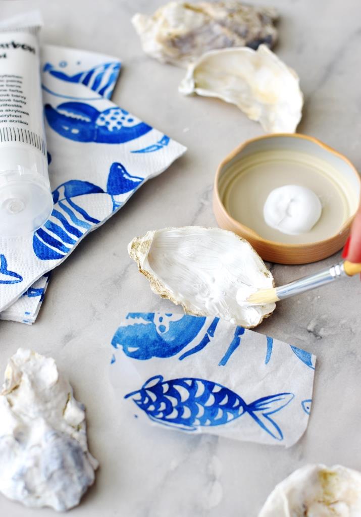 Jetzt wird die Innenseite der Austern dünn mit weißer Acrylfarbe bestrichen