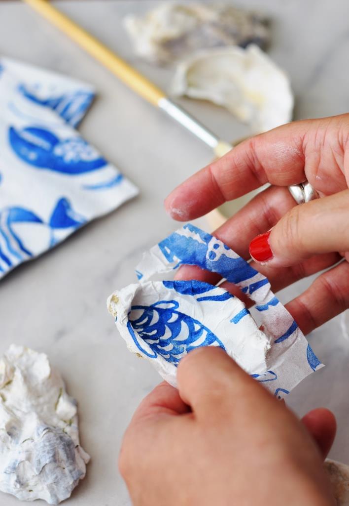 Sieht aus wie handbemalt - ist aber viel einfacher: Austern mit Serviettentechnik dekorieren