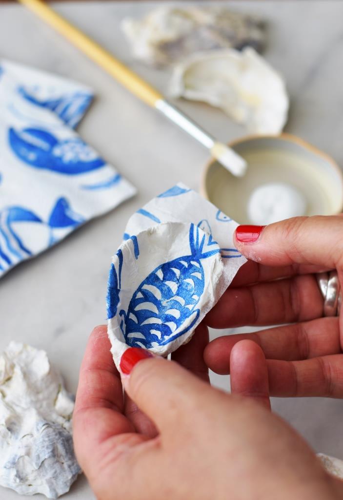 Serviettentechnik zum Muscheln verzieren - so holen wir uns Strandfeeling und Beachvibes ins Haus