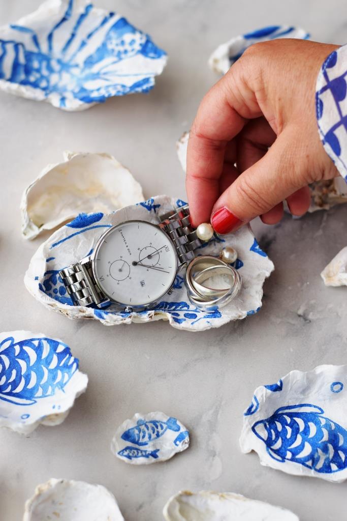 Wunderschön als Schmuckschale oder Ringschale - eine große Auster mit maritimem Muster in blau-weiß