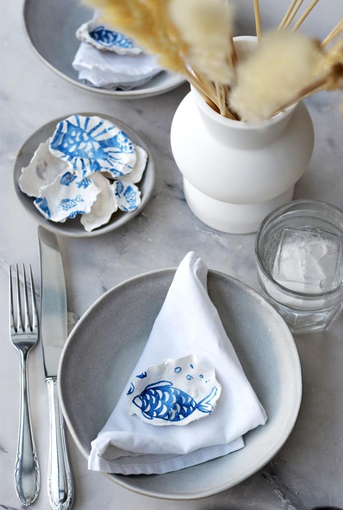 Einfache Tischdeko für den Sommer - mit selbstgemachten Muscheln / Austern in blau-weiß