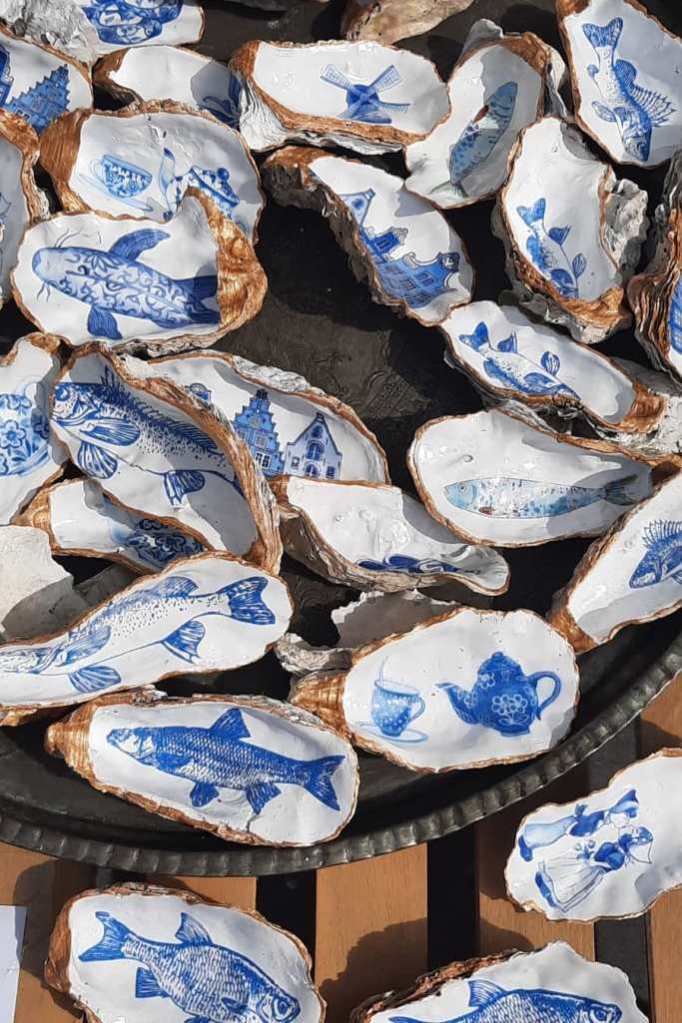 Sie die nicht traumhaft schön? Ein Stand mit handbemalten Austern mit Holland-Motiven an einem Stand in Zeeland