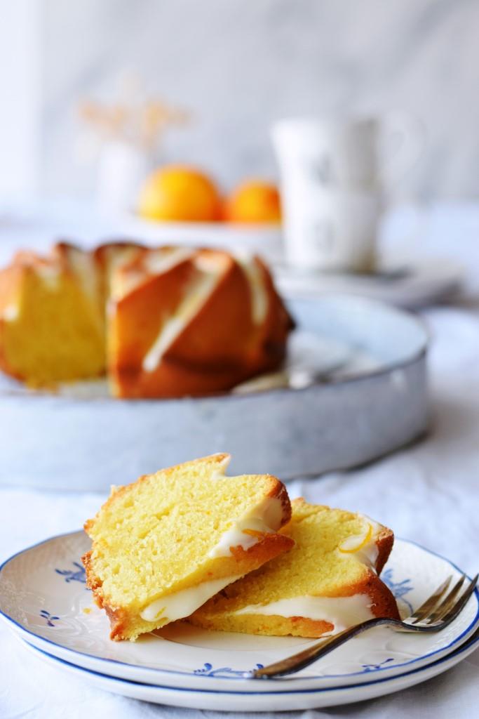 Darf's ein Stückchen mehr sein von diesem saftigen, fruchtigen Orangen-Olivenöl-Gugelhupf?
