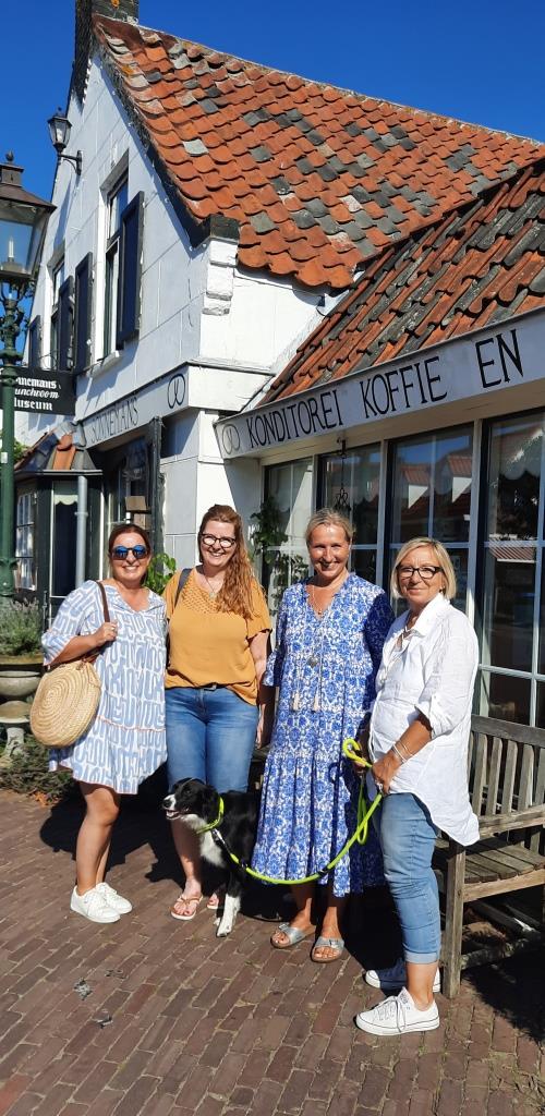 Kaffeeklatsch mit Freundinnen bei der Bäckerei Sonnemans in Burgh Haamstede Zeeland