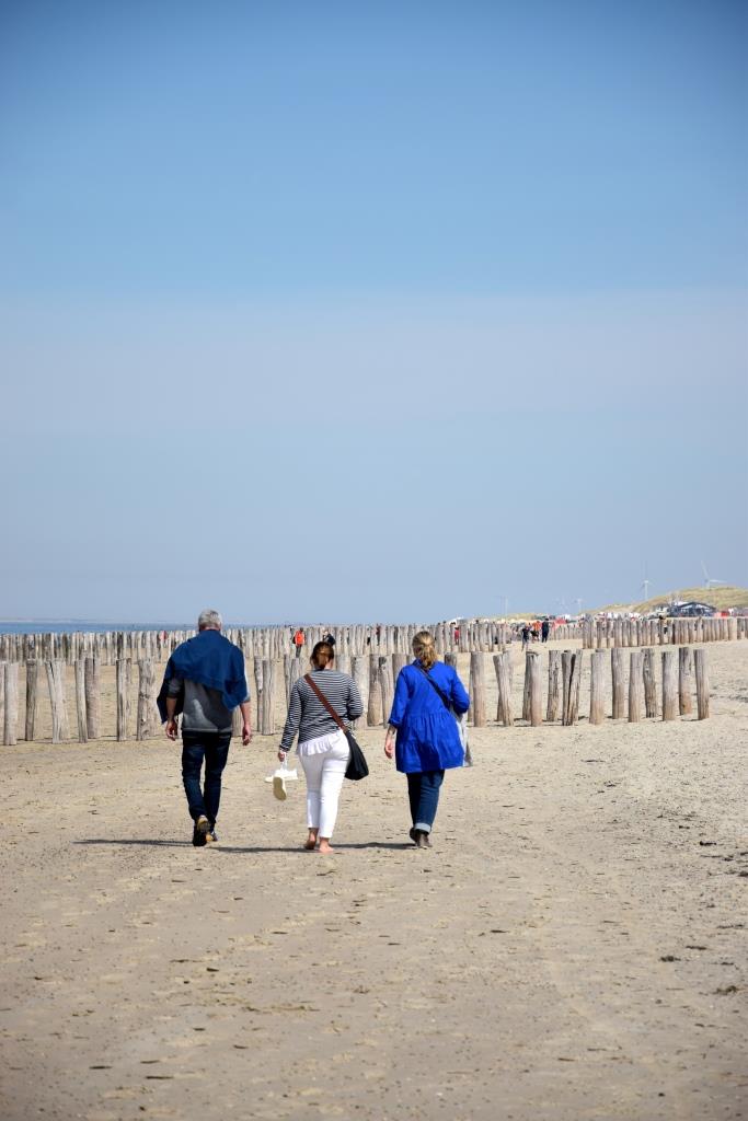 Mit Freunden am Strand in Zeeland