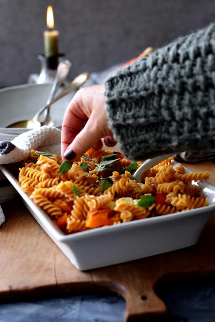 Ofen-Soulfood für Herbst und Winter: gebackener Kürbis mit Feta und Pasta