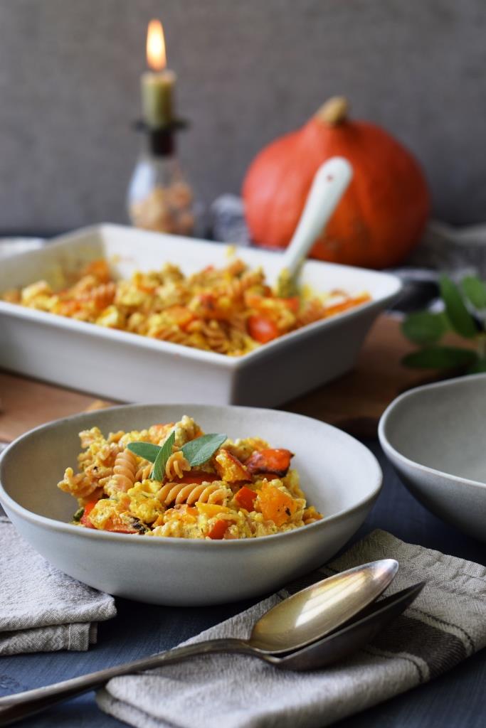 Gebackener Feta mit Kürbis aus dem Ofen - dazu die Lieblingspasta - es ist angerichtet