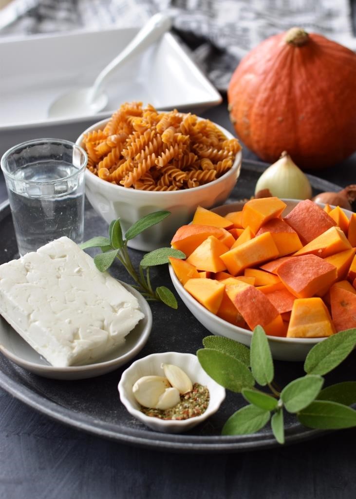 Wenige Zutaten, kleiner Aufwand - großer Genuss - Baked Feta Pasta mit Kürbis