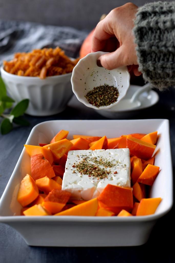 Baked Feta Pasta mit Kürbis - kleiner Aufwand, ganz großer Pastagenuss
