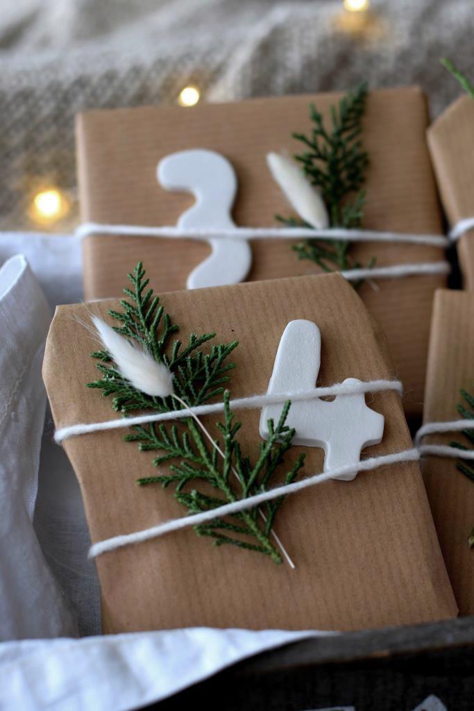 Vier Überraschungen für den Advent. Wochenend-Adventskalender für Erwachsene inklusive Geschenkideen zum Befüllen