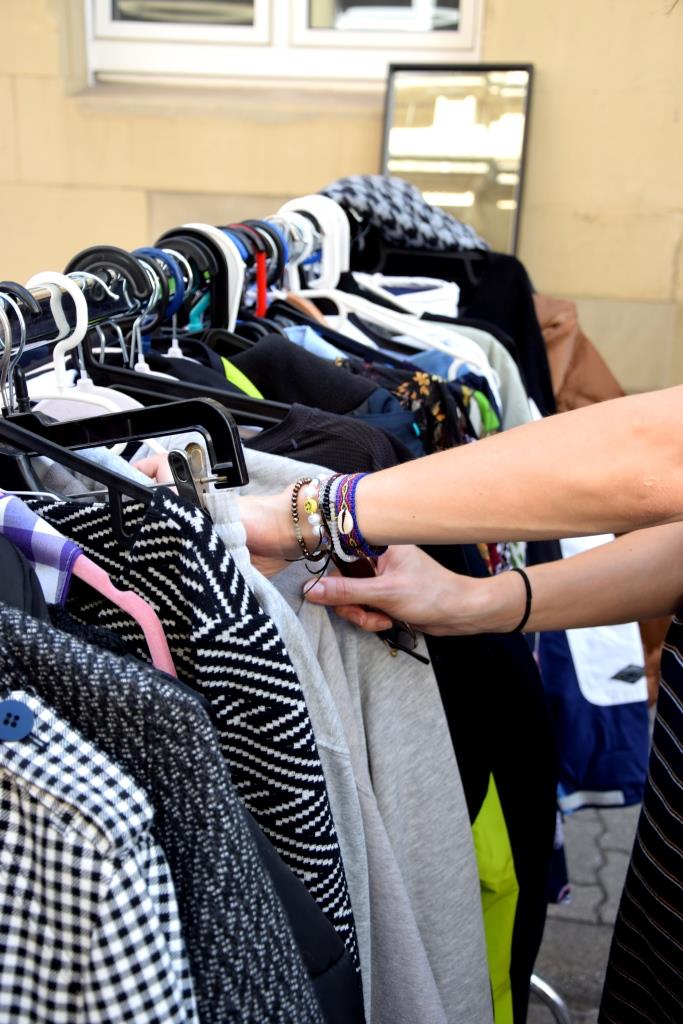 Second Hand Kleidung ist nicht nur hip, sondern auch günstig und nachhaltig - Vintage Love