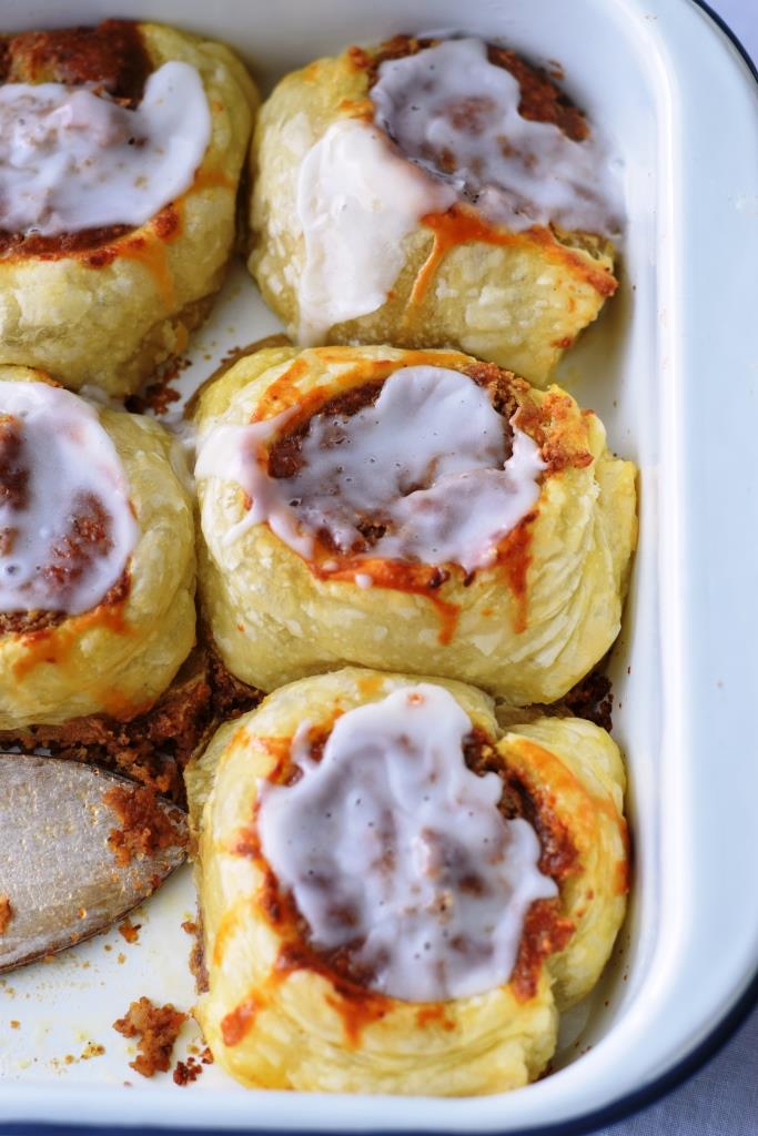 Einfaches Rezept für schnelle Karottenkuchen-Zimtschnecken aus Blätterteig