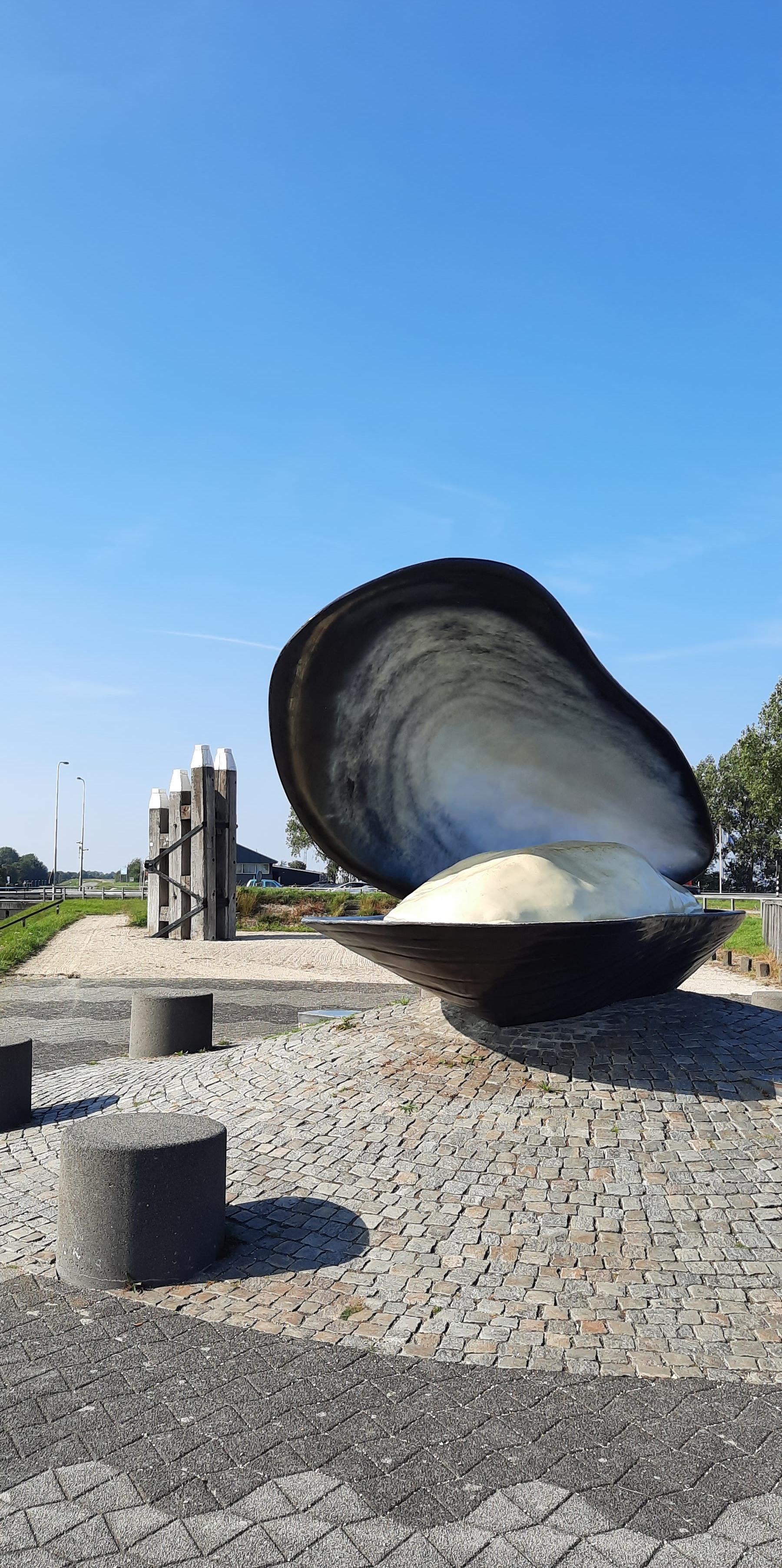 Bruinisse Zeeland Food Guide - die große Miesmuschel ist das Wahrzeichen von BRU