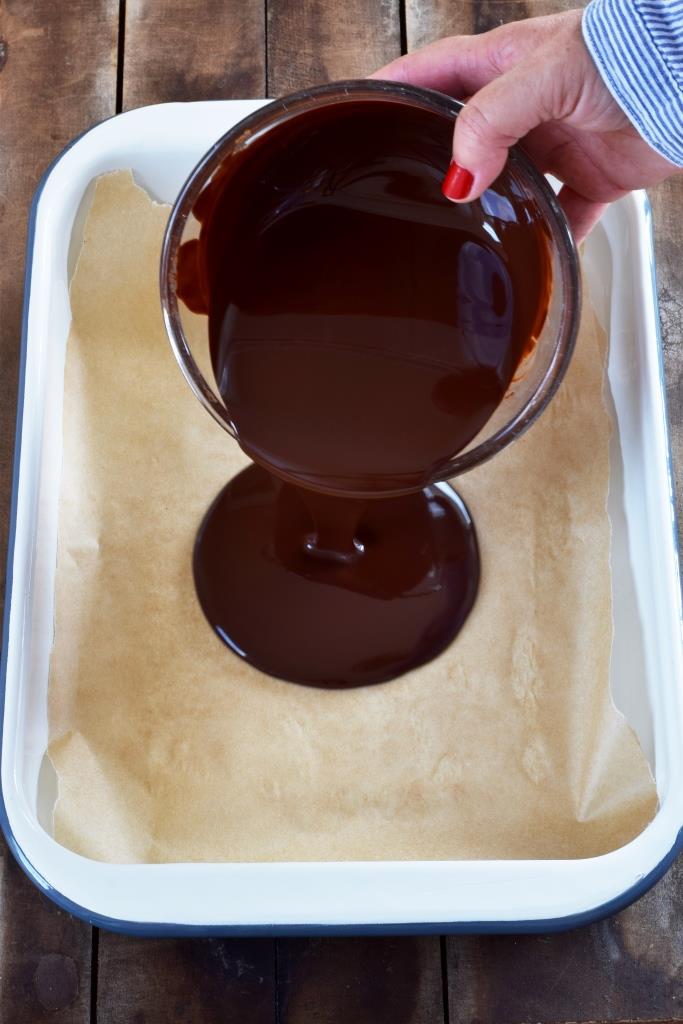 Bruchschokolade selber machen, Teil 1 - geschmolzene Schokolade auf Backpapier gießen