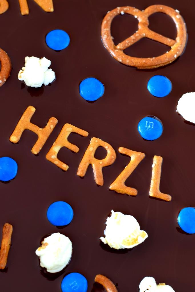 O'brezelt ist! Bayerische Schokolade mit Brezn blauen Schokolinsen und Herzl Schriftzug