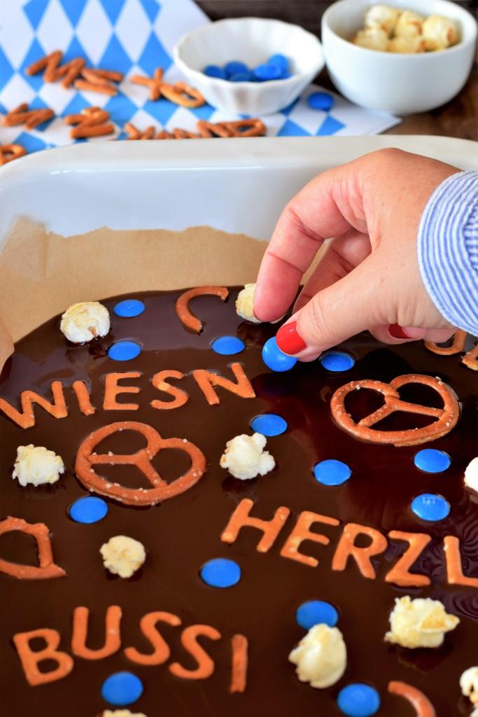 Jetzt kommt der Fun Part - verzieren! Für die Oktoberfest Version der Schokolade natürlich in weiß-blau mit Brezeln