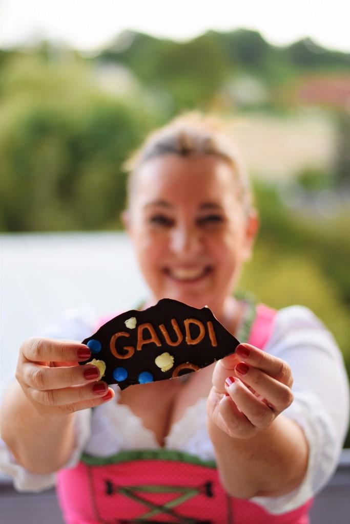 Fesche Maid im Dirndl mit Wiesn Bruchschokolade - was für eine Gaudi :-)
