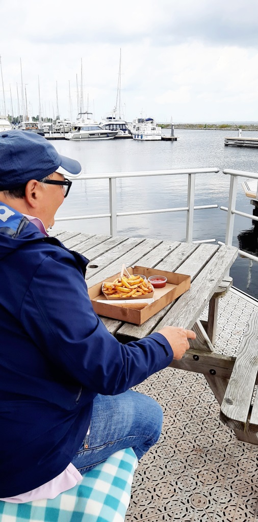 Frische Fritten mit Meerblick - manchmal ist das Einfache das Richtige