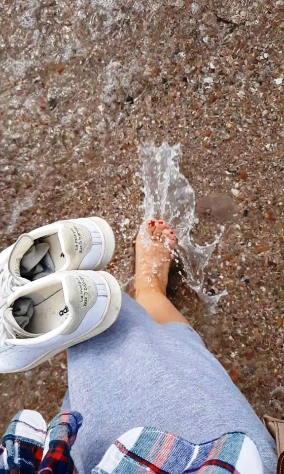 Kleine Abkühlung zwischendurch - Füße ins Meer beim Shoppen