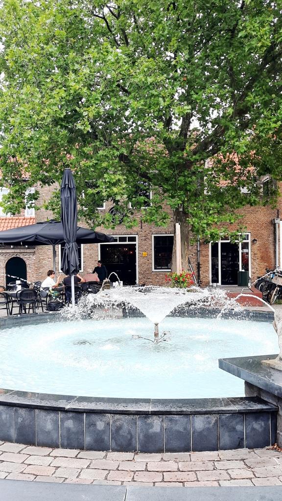 Wunderschöner Platz am Brunnen im Gris Sec Weinbar Zierikzee