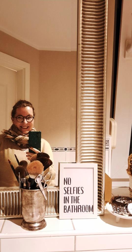 No selfies in the bathroom
