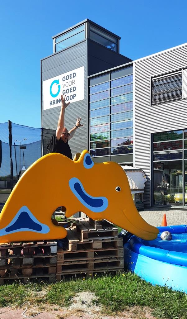 Elefanten Rutsche vor dem Kringloop - yay! Da werden erwachsene Männer wieder zum Kind